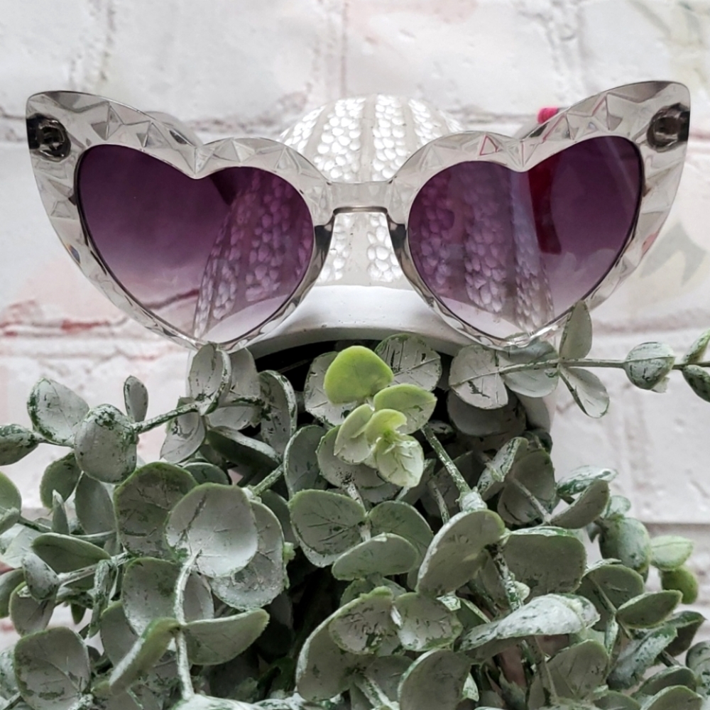 🌸BETSEY JOHNSON HEART SUNGLASSES
